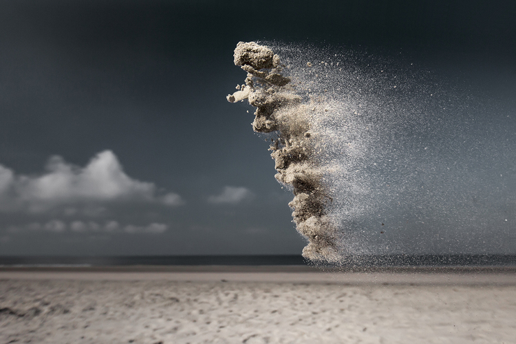 Hair-raising photos of sand in mid-air